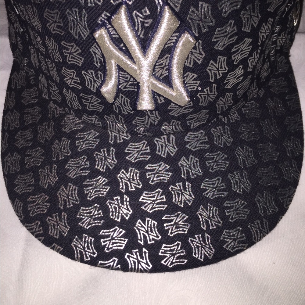 🔥🔥 Silver New York Fitted 🔥🔥
